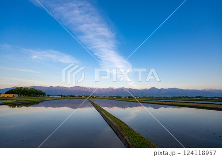 【初夏素材】初夏の安曇野の田園風景・朝景【長野県】 124118957