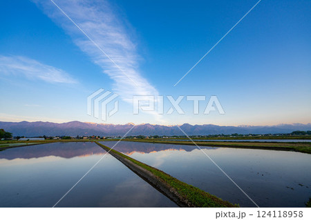 【初夏素材】初夏の安曇野の田園風景・朝景【長野県】 124118958