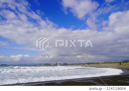 少し荒れた冬の茅ヶ崎海岸の波 124119004