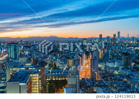 東京・池袋方面の都市風景　夕景 124119013