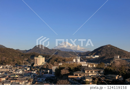 伊豆の長岡温泉から見た冬の朝の富士山 124119158