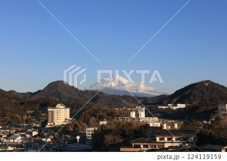 伊豆の長岡温泉から見た冬の朝の富士山 124119159