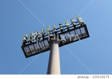 ナイター照明 青空 124119173