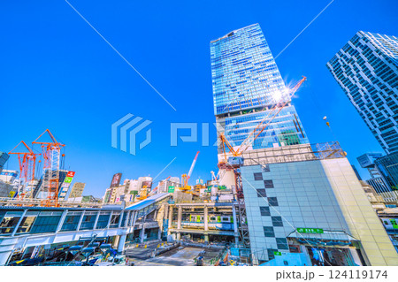 日本の東京都市景観 切断された謎の支柱…圧巻6基のクレーン…さよなら渋谷駅西口、…左奥に旧ハチ公改札 124119174