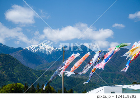 【初夏素材】大空を泳ぐ鯉のぼり【長野県】 124119292