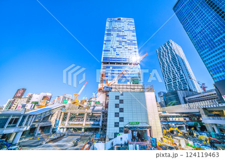 日本の東京都市景観 切断された謎の支柱！。…さよなら渋谷駅西口、フェンスで覆われ…今度は重機集結… 124119463