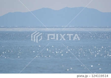 キラキラの海の向こうに霞む伊豆大島、湘南海岸からの眺望 124119514