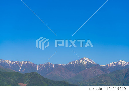 【初夏素材】北アルプスに抱かれた街・初夏の安曇野【長野県】 124119640