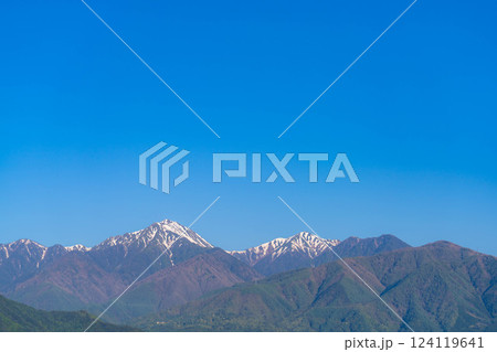 【初夏素材】北アルプスに抱かれた街・初夏の安曇野【長野県】 124119641