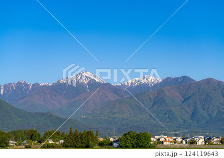 【初夏素材】北アルプスに抱かれた街・初夏の安曇野【長野県】 124119643