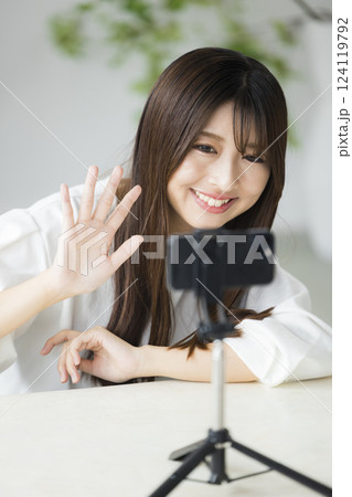 スマホで撮影する女性 124119792