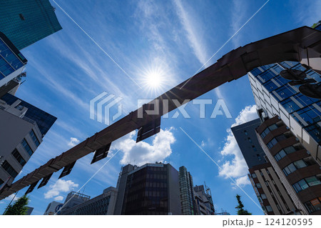 【都市風景】初夏の東京・新橋付近のビル群【東京都】 【都市風景】初夏の東京・新橋付近のビル群【東京都】 124120595