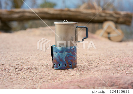 アルコールストーブで湯を沸かしているところ アルコールストーブで湯を沸かしているところ 124120631
