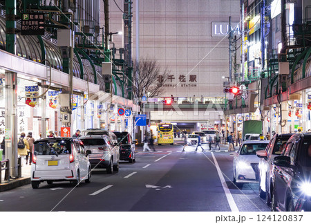 北千住駅前通り　東京 124120837