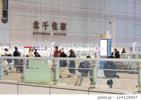 北千住駅　西口広場　東京 124120847