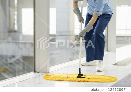 ビル清掃イメージ　モップで床を拭く女性清掃スタッフの手元 124120974