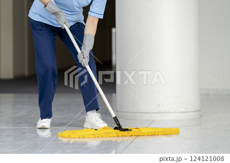 ビル清掃イメージ モップで床を拭く女性清掃スタッフの手元 ビル清掃イメージ モップで床を拭く女性清掃スタッフの手元 124121008