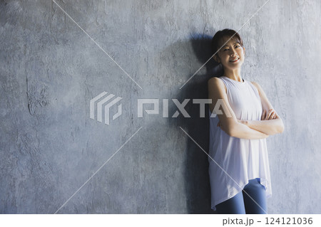 スポーツウェアのミドル女性 スポーツウェアのミドル女性 124121036