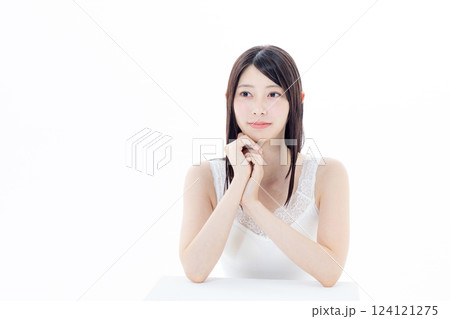 スキンケアをする女性 124121275