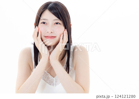 スキンケアをする女性 スキンケアをする女性 124121280