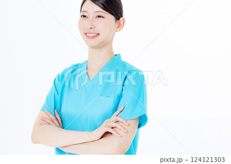 若い看護師 124121303