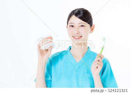 スクラブを着た女性看護師　歯科衛生士 124121321