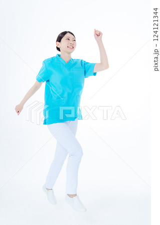 ジャンプする若い女性　看護師 124121344