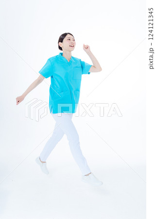 ジャンプする若い女性　看護師 124121345