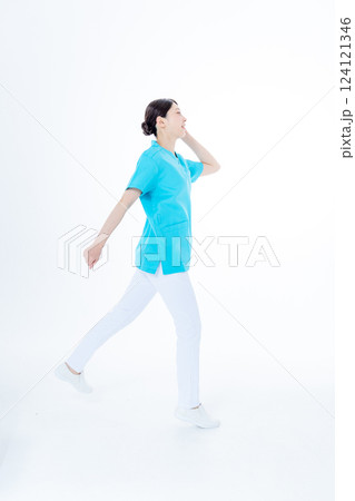 ジャンプする若い女性　看護師 124121346
