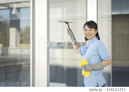 窓拭きをする50代の女性清掃スタッフ カメラ目線 ポートレート 窓拭きをする50代の女性清掃スタッフ カメラ目線 ポートレート 124121351
