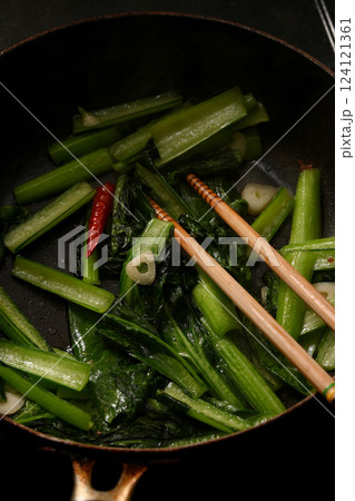 調理中の青菜炒め 124121361