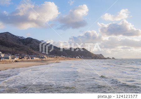 新潟　日本海の夕景（新潟市西蒲区） 124121577