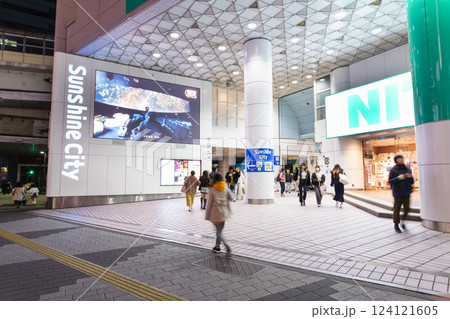 池袋　サンシャインシティ入口　東京 124121605