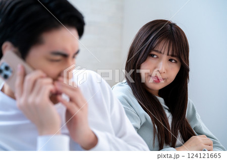 浮気を疑う女性 124121665