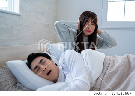 いびきに悩まされる女性 いびきに悩まされる女性 124121667