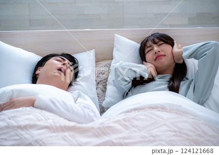 いびきに悩まされる女性 124121668