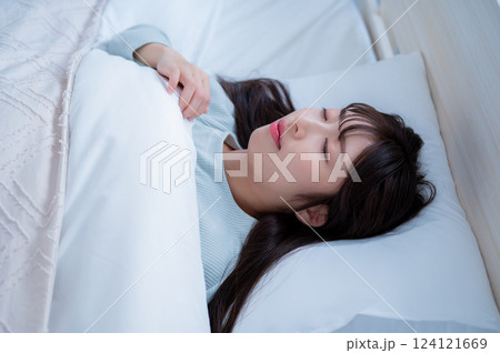 ベッドで眠る女性 ベッドで眠る女性 124121669