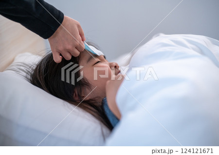 看病される女の子 看病される女の子 124121671
