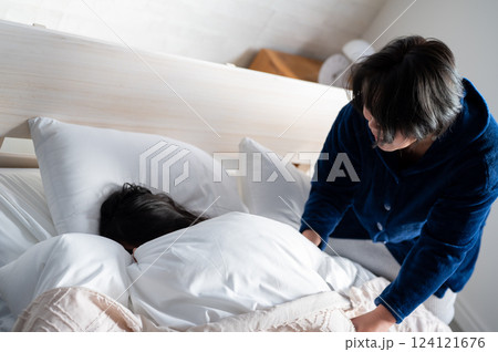 朝起こされる女の子 朝起こされる女の子 124121676