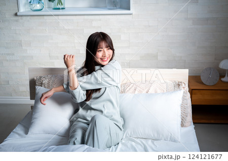 ベッドでストレッチをする女性 ベッドでストレッチをする女性 124121677