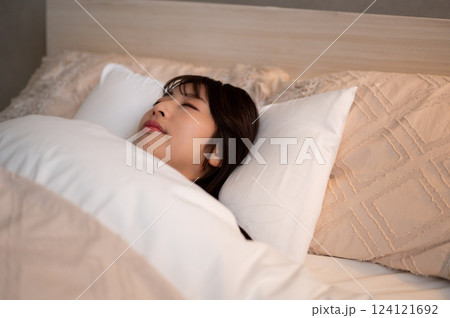 ベッドで眠る女性 124121692