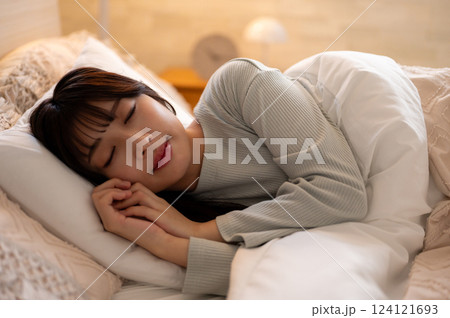 ベッドで眠る女性 124121693
