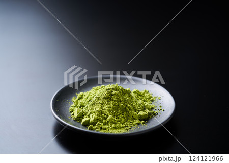 皿に盛り付けた抹茶 皿に盛り付けた抹茶 124121966