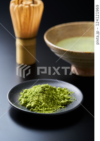 皿に盛り付けた抹茶 124121969