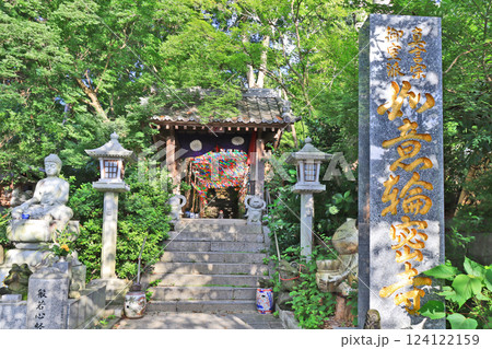 福岡県小郡市のかえる寺如意輪寺風鈴祭りと山門 124122159