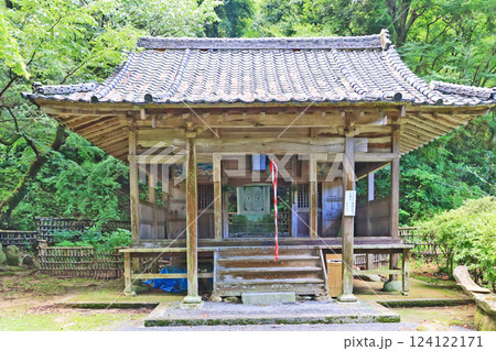 佐賀県三養基郡の大興善寺境内にある熊野神社拝殿 佐賀県三養基郡の大興善寺境内にある熊野神社拝殿 124122171