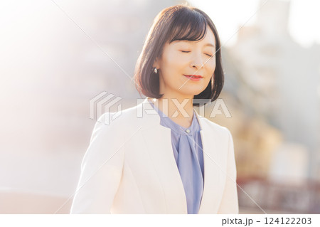屋上で一休みするミドルキャリアウーマン 124122203