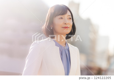 屋上で一休みするミドルキャリアウーマン 124122205