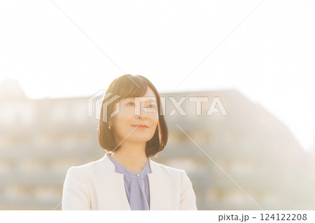 屋上で一休みするミドルキャリアウーマン 124122208