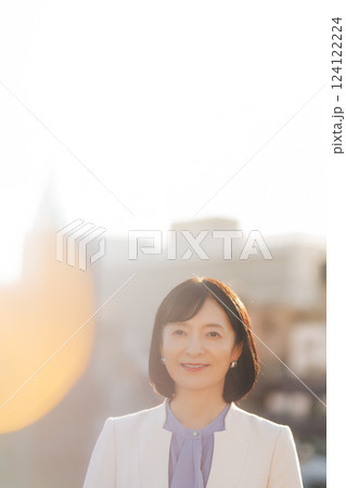 屋上で一休みするミドルキャリアウーマン 124122224
